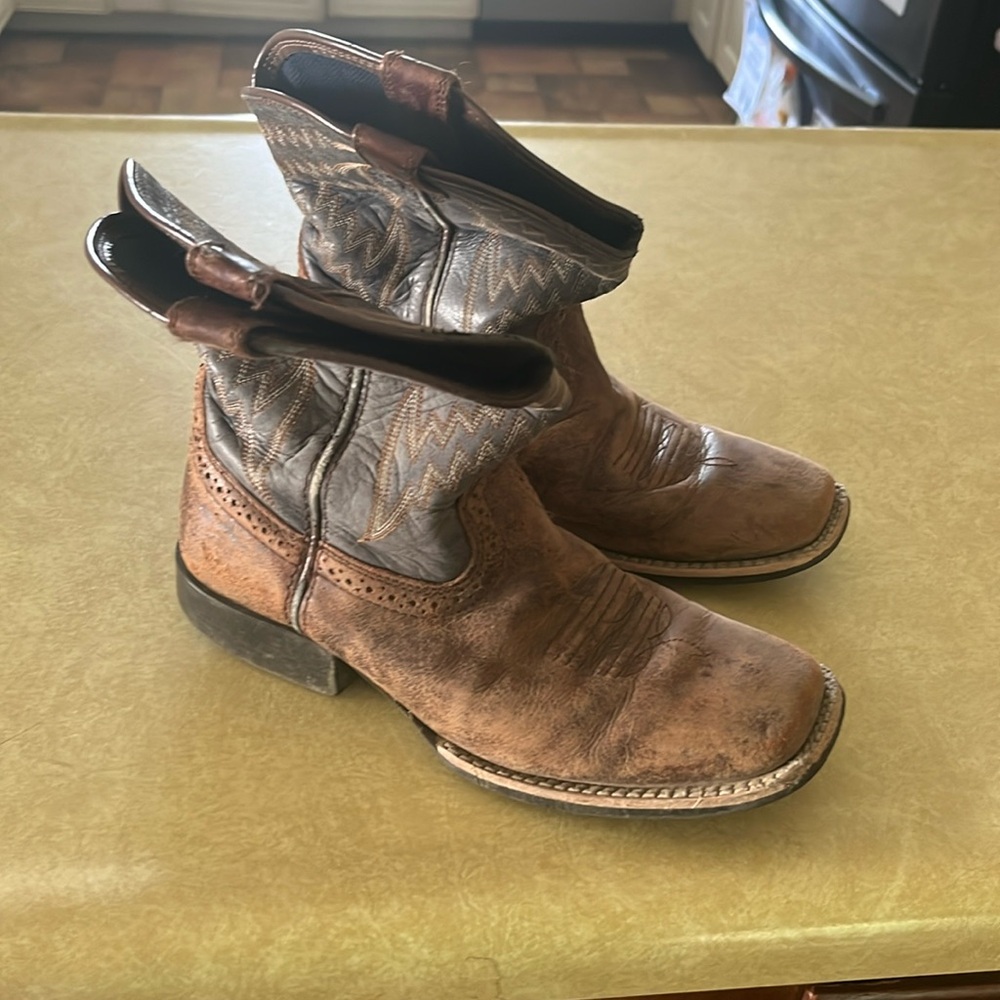 Ariat cowboy boots. Size 2.5. Great condition.